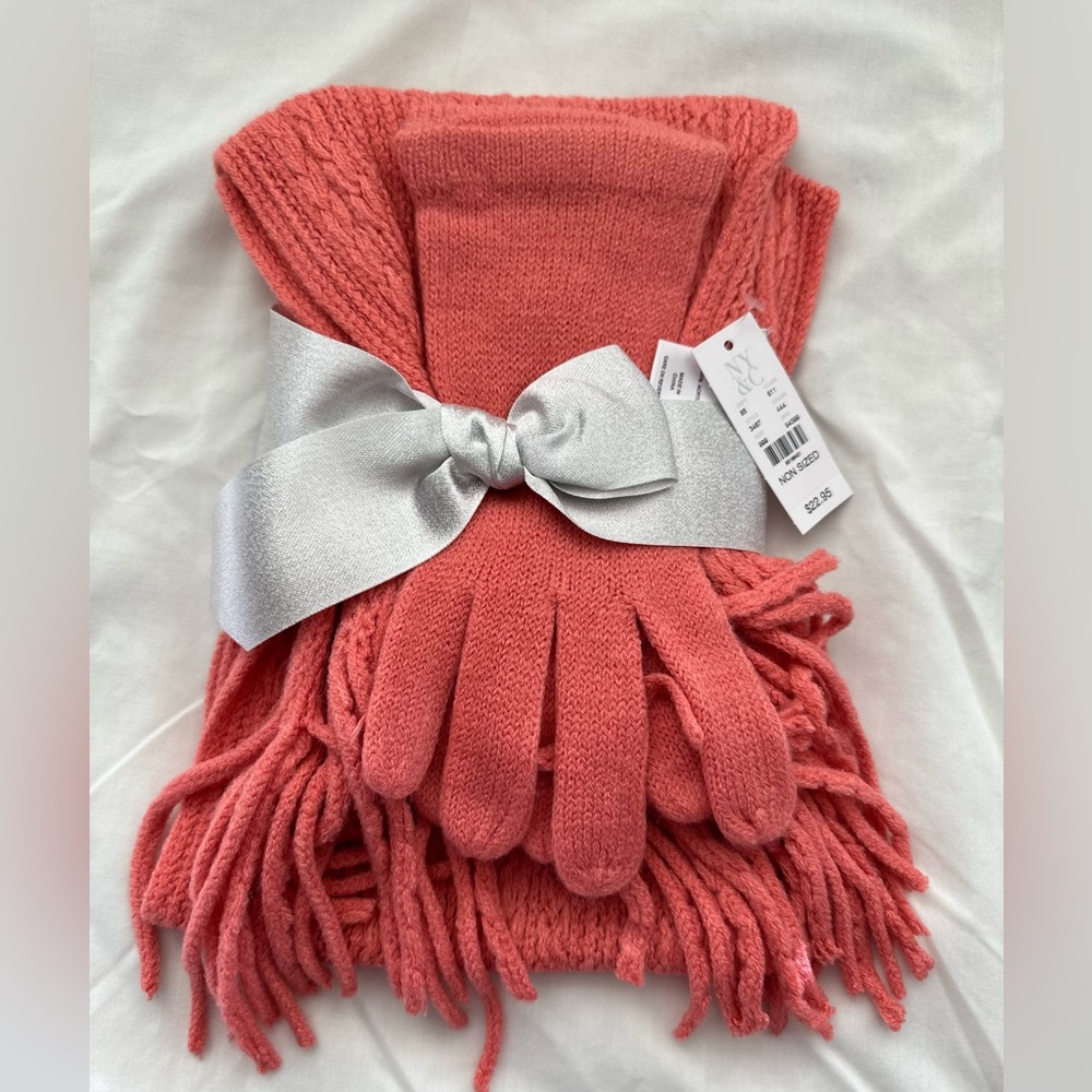 Amazing Coral NY & Company Women’s gloves and scarf set